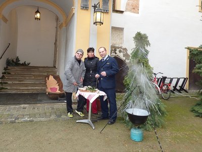  Tématická prohlídka zámku na téma "vůně Vánoc" začínala u kotlíku se zabíjačkovou polévkou 10.12.2016. Foto: Rosťa Kolmačka