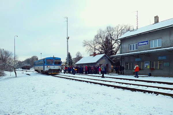  Pravidelný vlak 13907 přivezl do Zdounek více než 7 desítek turistů včetně pravidelných cestujících 30.12.2017 Foto: Rosťa Kolmačka