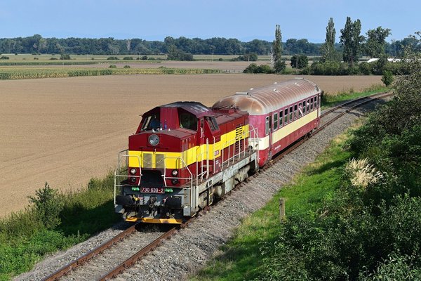  Hanáckou krajinou za Uhřičicemi (s Hostýnskými vrchy rýsujícími se v pozadí) prováží "Ponorka" 730 639-2 jeden z posledních letních vlaků do Tovačova 31.8.2019. 